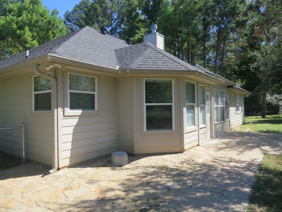 outside view of the sunroom/2nd la.