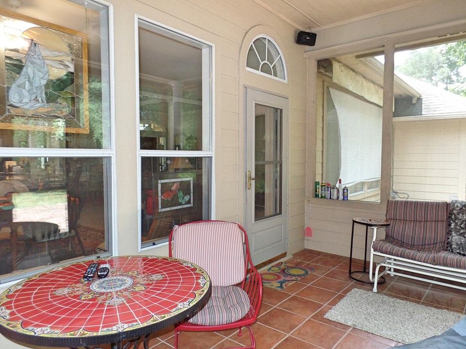 screened porch off breakfast room