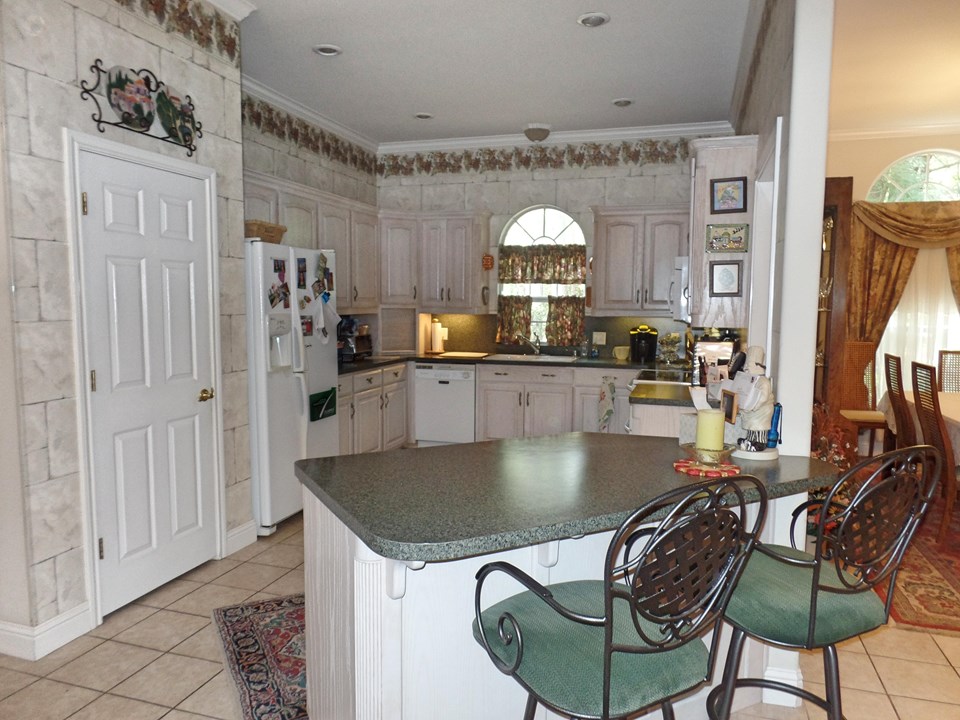 kitchen with breakfast bar