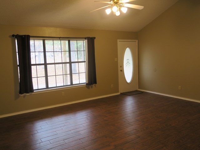 lr with vaulted ceiling
