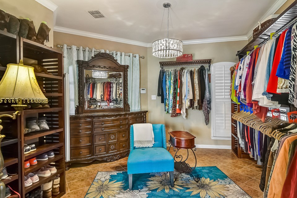 closet with dressing area