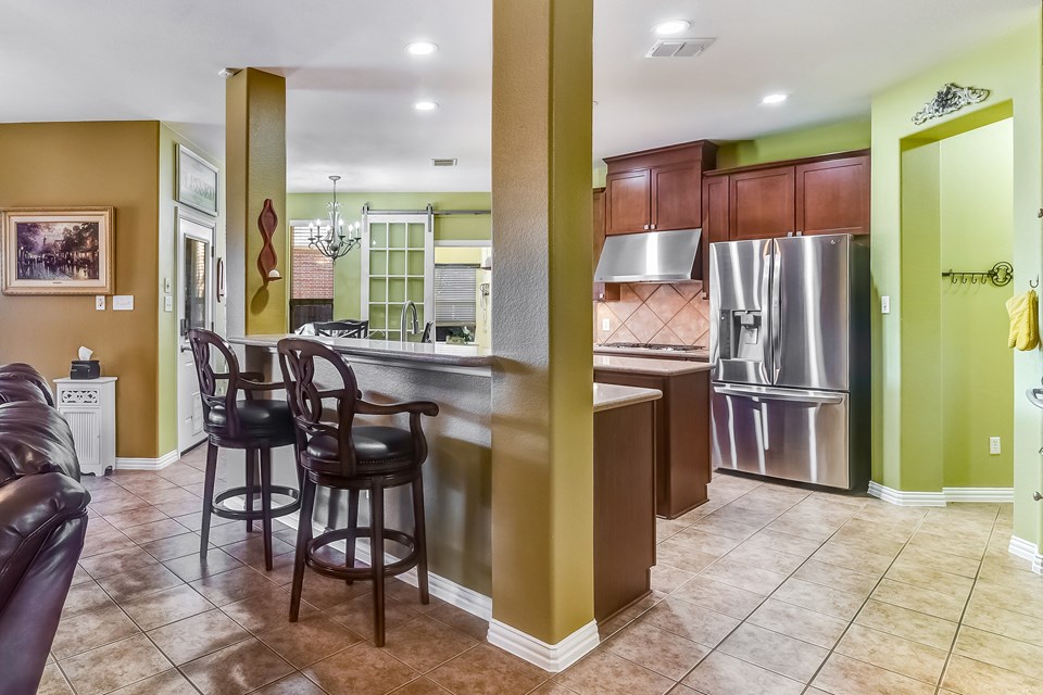 kitchen with breakfast bar