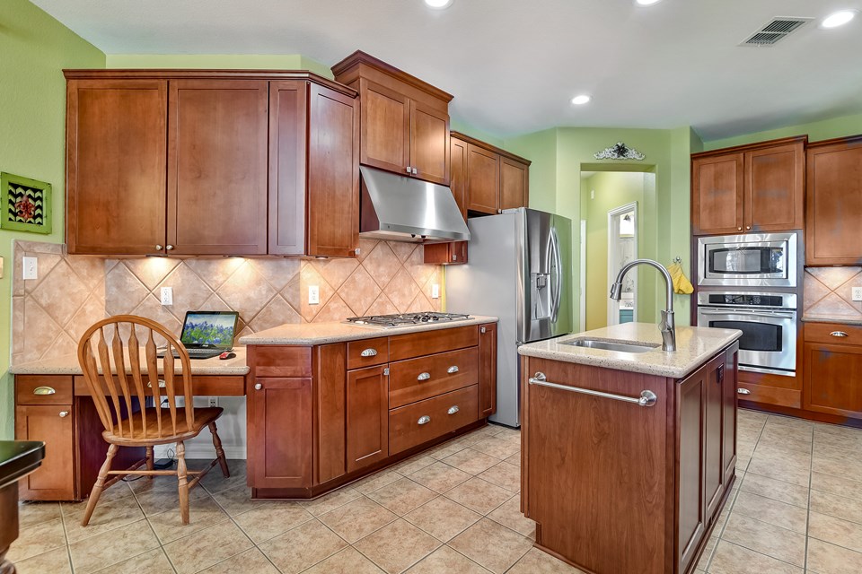 island with veggie sink