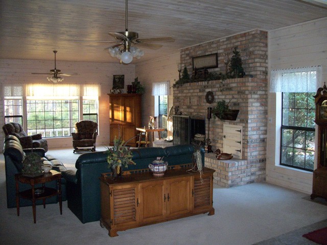 another view of the great size living room.